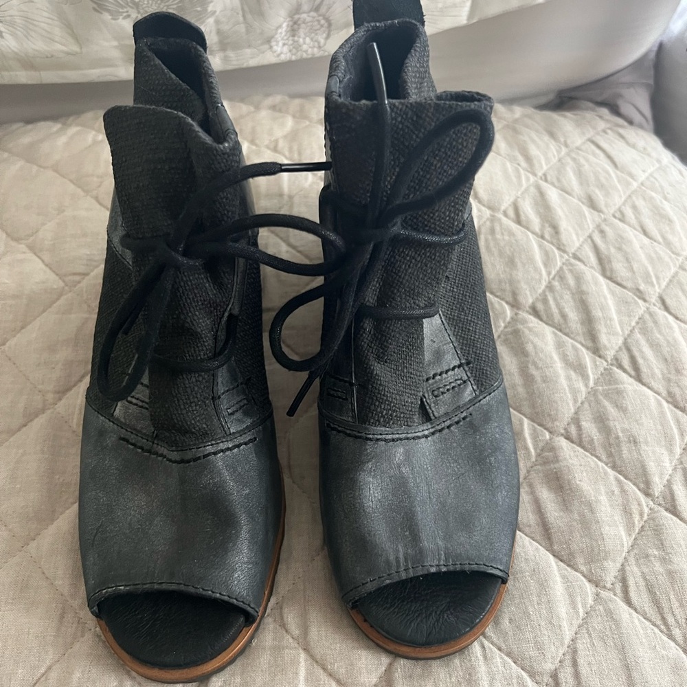 Sorel Lake Wedge Booties Peep Toe Leather Lace Up color Coal, Size 9